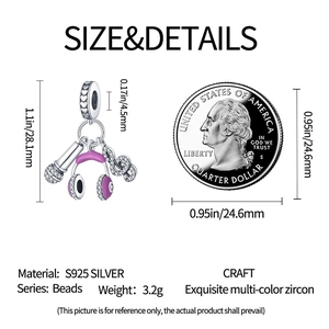 Détails macro de breloques musique en argent S925 avec microphone, casque et notes