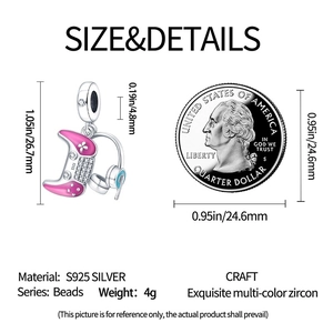 Dimensions détaillées du charm manette de jeu rose en argent avec échelle de pièce