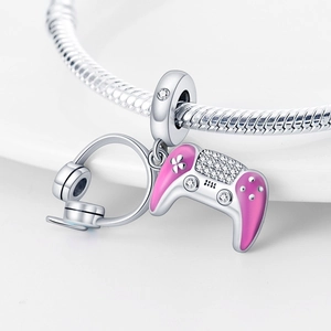 Détail macro des breloques manette et casque en argent avec émail rose et oxydes de zirconium