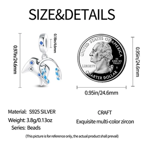 Vue détaillée du charm manette de jeu et casque en argent S925 avec zircons bleus