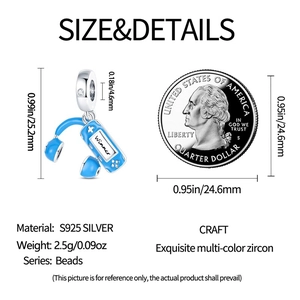 Vue détaillée des dimensions du charm de jeu en émail bleu, argent S925 et zircons colorés