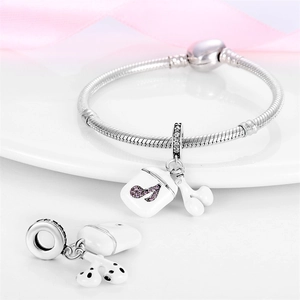 Détail de la chaîne serpent en argent avec pendentifs de musique style AirPods