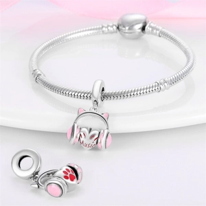 Détail du charm cœur en argent avec casque rose et gravure musique sur bracelet