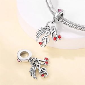 Détail de breloque musicale en argent avec notes et cœur rouge pour bracelets