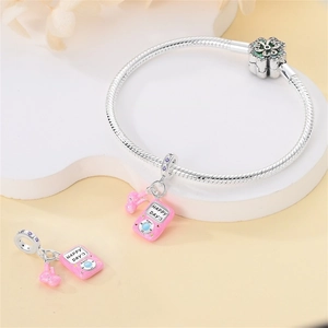 Détail du bracelet chaîne serpent avec breloques lecteur MP3 rose et pendentif lapin