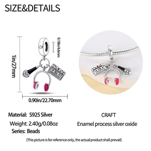 Détail du charm musique en argent S925 avec casque en émail rose et microphone