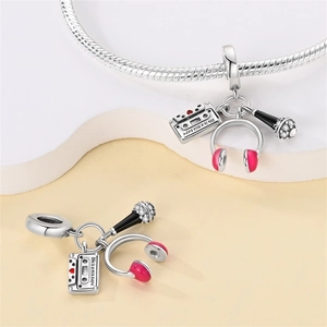 Détail macro de breloques musique avec casque et microphone pour bracelets