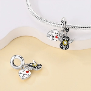 Détails des breloques guitare et cœur en argent avec cristaux jaunes sur bracelet serpent