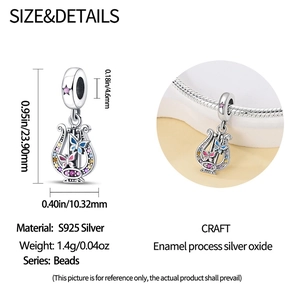 Vue macro d'un charm lyre en argent S925 avec papillons émaillés et pierres en zircon
