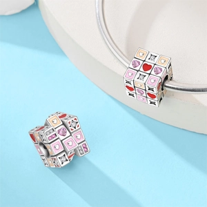 Abalorio de cubo con corazones de esmalte y circonitas para pulseras