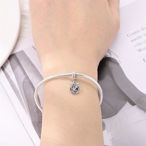 Détail du bracelet chaîne serpent en argent avec breloque harpe et pierres précieuses