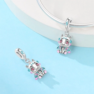 Detalle de dijes de dragón plateados con esmalte rosa y azul en una pulsera de plata