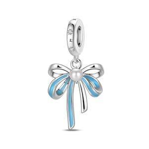 Detalle del dije de lazo plateado con esmalte azul cielo e incrustación de perla blanca