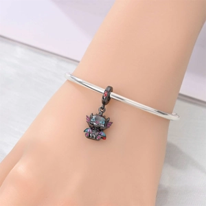 Abalorio de dragón negro con detalles en esmalte sobre una pulsera de plata