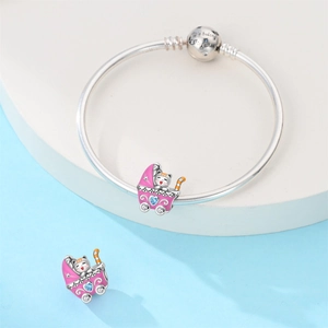 Detalle de pulsera de plata con colgante de cochecito rosa y grabado We Belong Together