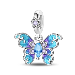 Detalle de dije de mariposa con esmalte azul-púrpura y piedra marquesa azul para pulsera