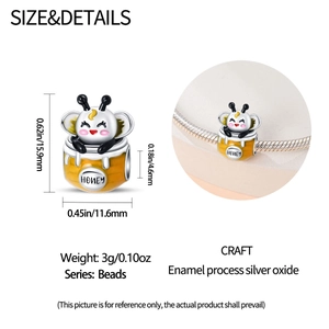Detalle del dije de abeja en esmalte con dimensiones y ajuste en cadena de serpiente