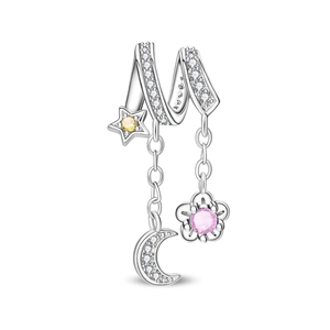 Detalle de dijes de luna y flor con cristales de corazón rosa y estrellas amarillas