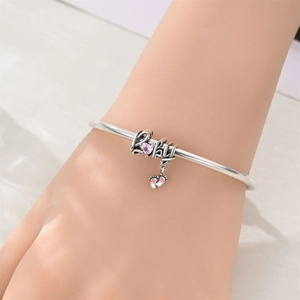 Pulsera de plata para bebé con gema de corazón rosa y lindos colgantes de huellas