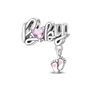 Primer plano de charm Baby de plata con gema de corazón rosa y huellas de bebé