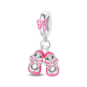 Primer plano del colgante de zapatos de bebé en esmalte rosa con lazo y circonitas