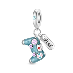 Colgante de mando de juegos en plata con esmalte azul y placa grabada de Play