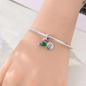 Detalle de pulsera de plata con dije de colibrí y colgante grabado Nature's poetry