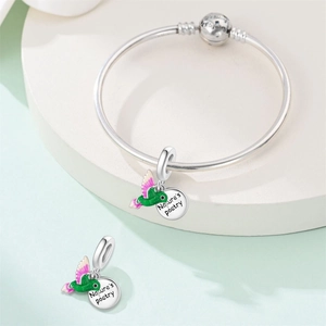Detalle del dije de colibrí de plata con grabado Nature's poetry en una pulsera