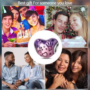 Dettaglio macro dello charm a cuore in argento con smalto viola e incisione Love per bracciali
