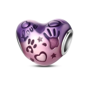 Macro dello charm a cuore in argento con smalto sfumato viola e incisione Love