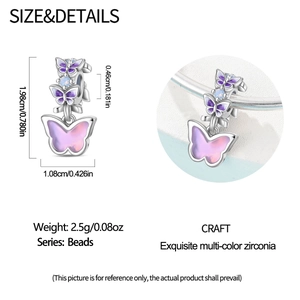 Dimensioni dettagliate e vista macro del ciondolo a farfalla viola in argento con zirconi
