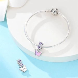 Dettaglio bracciale rigido farfalla argento con sfumatura viola e incisione portafortuna