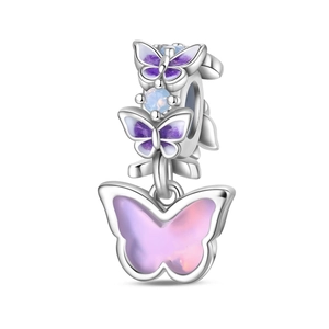 Dettaglio charm farfalla in argento con smalto viola e dettagli in zircone lucido