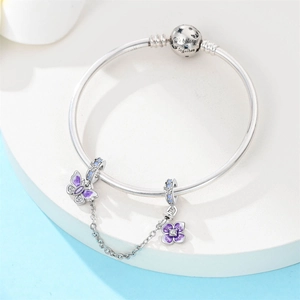 Bracciale in argento con ciondolo a farfalla, fiori smaltati viola e catenella di sicurezza