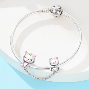 Dettaglio catena di sicurezza gatto in argento con zircone cuore rosa su bracciale