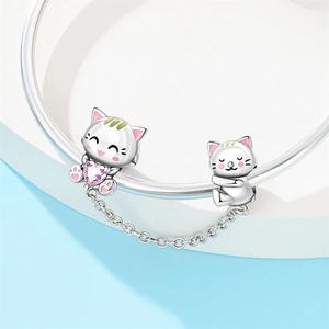 Dettaglio catena di sicurezza gatto in argento con gemma cuore rosa per bracciali mesh