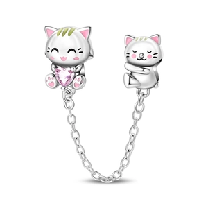 Dettaglio della catena di sicurezza a gatto in argento con zircone rosa per bracciali