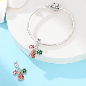 Bracciale in argento con orsetto marrone e ciondolo verde su espositore bianco lucido
