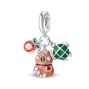 Dettaglio charm in argento con orsetto, gemma rossa e ciondolo a forma di tartaruga