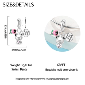 Dettaglio del charm orsetto in argento con stella rosa e incisione You are all my reasons
