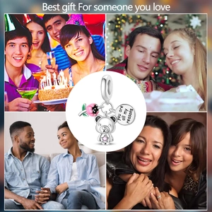 Ciondolo orso argento con fiore smaltato rosa e disco inciso 'you are all my reasons' qui