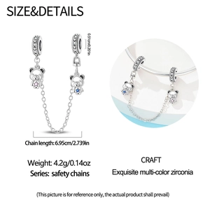 Dettaglio della catena di sicurezza in argento con ciondoli orsetto stella blu e rosa per bracciale