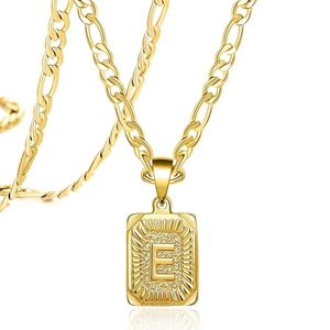 Pendentif lettre E carré en acier inoxydable plaqué or 18 carats avec chaîne Figaro