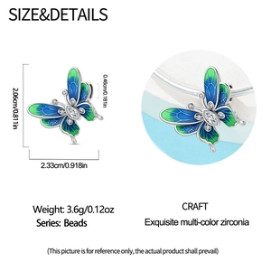 Dettaglio dello charm farfalla con smalto verde acqua e pietre di zirconia lucide