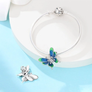 Dettaglio del bracciale a maglia snake in argento con charm farfalla in smalto blu