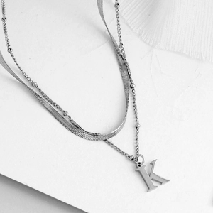 Collier à deux rangs argenté avec chaîne serpent, billes et pendentif lettre K