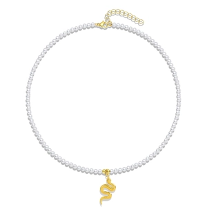 Collar de perlas con colgante de serpiente dorada texturizada y cierre ajustable