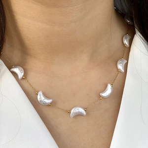 Collar bohemio dorado con perlas de media luna blanca para mujer en estilo minimalista