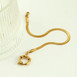 Détail du bracelet chaîne serpent en acier inoxydable plaqué or 18K avec fermoir rond
