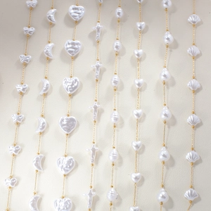 Collar de cuentas doradas con colgantes de perlas en forma de mariposa corazón y luna